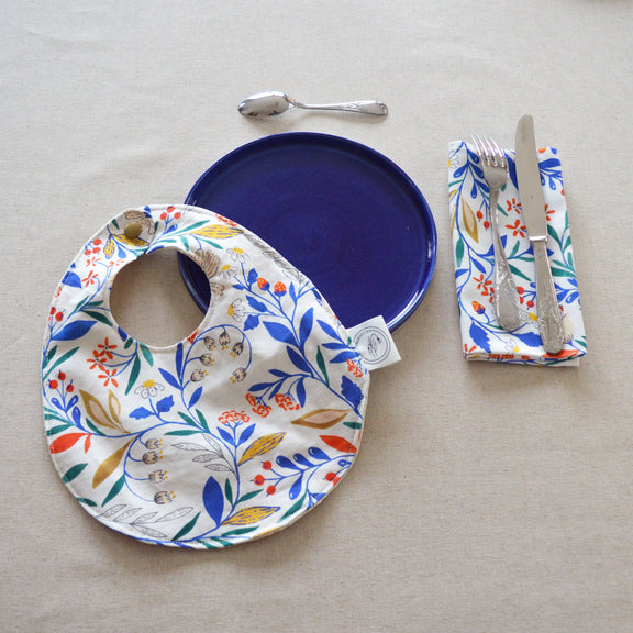 Bavoir, serviette et assiette en porcelaine fabriqués en France, motif floral et coloré