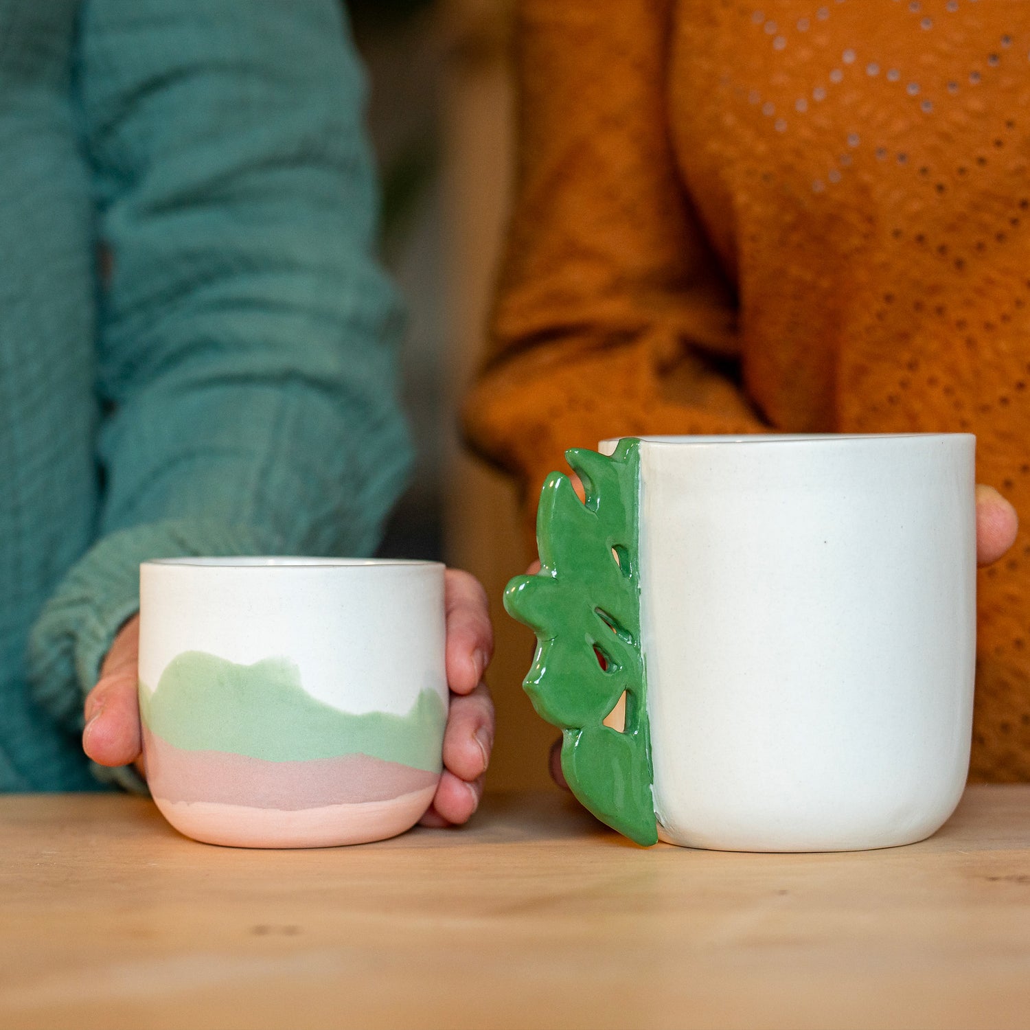 Tasses en porcelaine fabriquées en France à la main, motif paysage Alsace et coeur alsacien