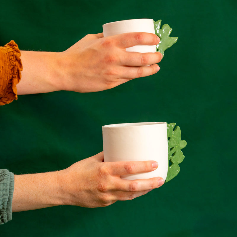 2 tasses à café et thé en porcelaine blanche fabriquées en France, motif coeur alsacien, faits à la main