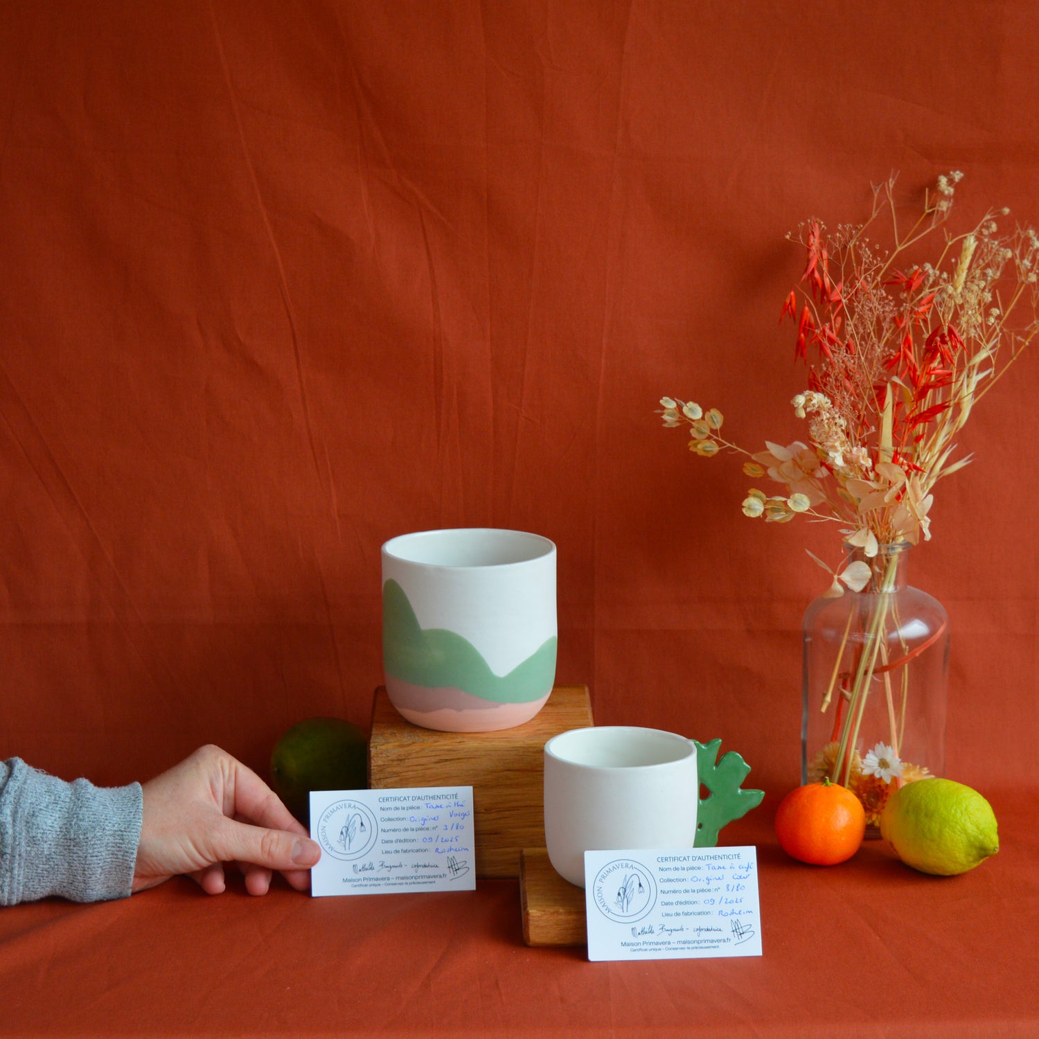 Tasses en porcelaine fabriquées en France à la main, motif paysage Alsace et coeur alsacien, certificats d'authenticité