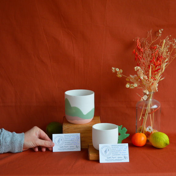 Tasses en porcelaine fabriquées en France à la main, motif paysage Alsace et coeur alsacien, certificats d'authenticité