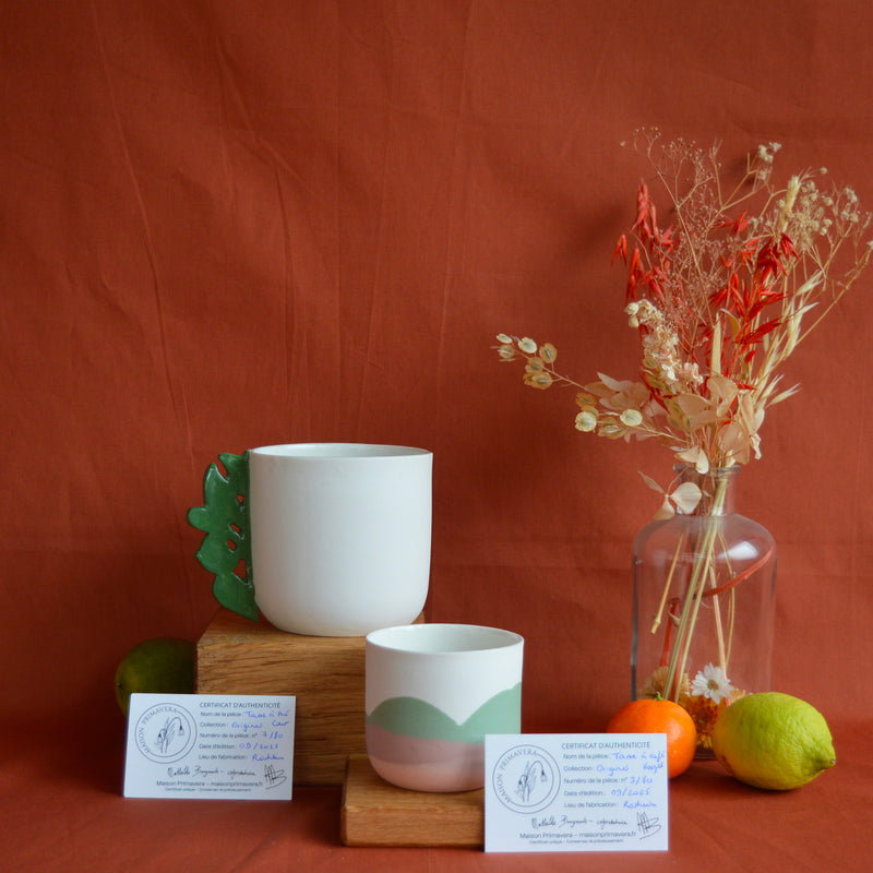 Tasses en porcelaine fabriquées en France à la main, motif paysage Alsace et coeur alsacien, certificats d'authenticité