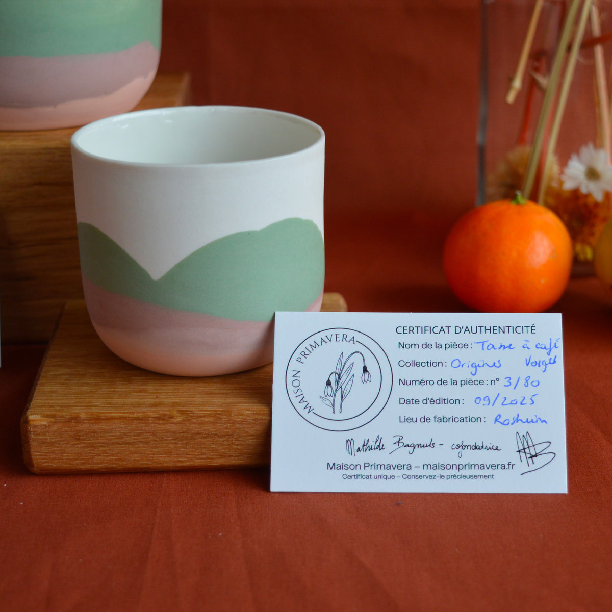 Tasse en porcelaine fabriquée en France à la main, motif paysage Alsace, certificat d'authenticité