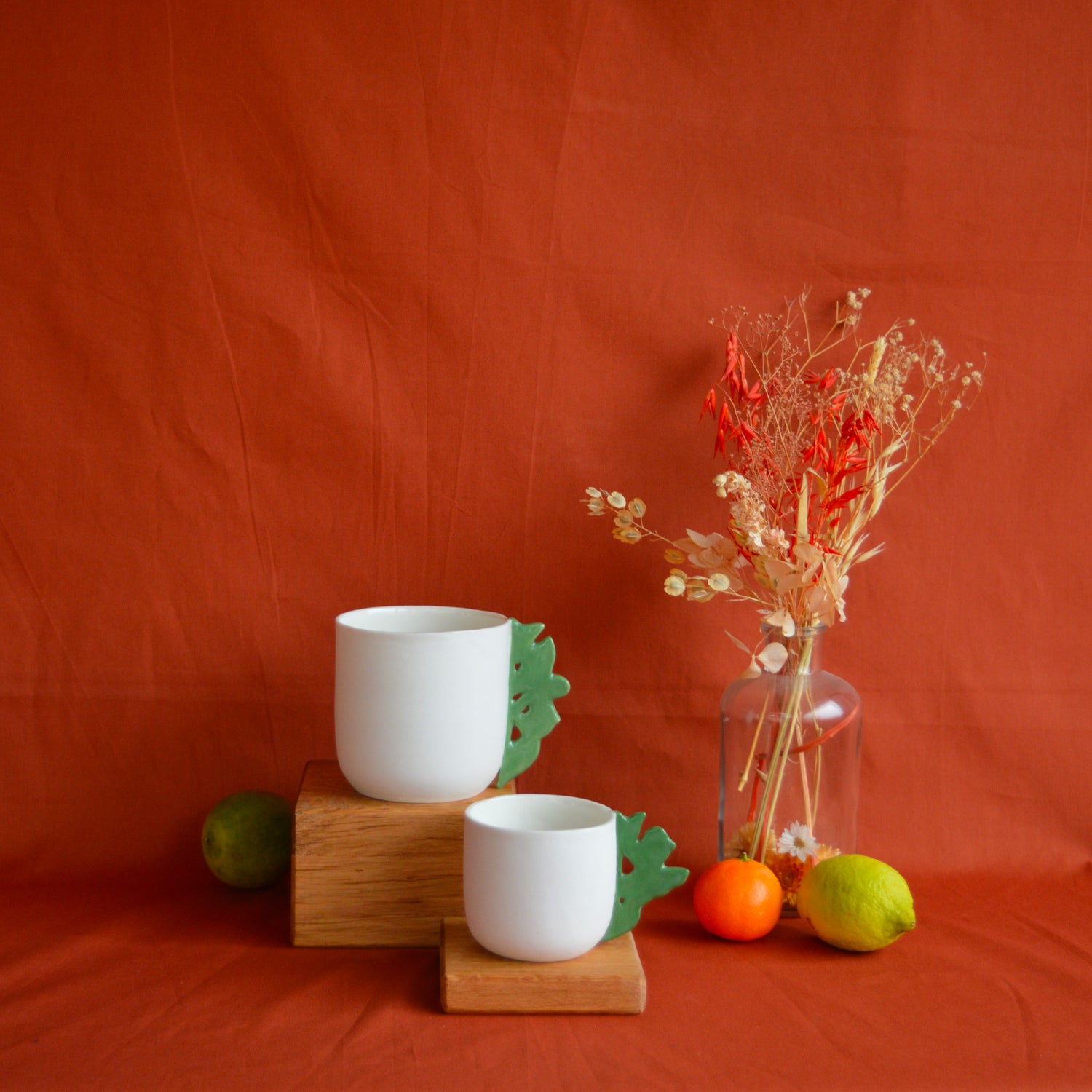 2 tasses à café et thé en porcelaine blanche fabriquées en France, motif cœur alsacien, faits à la main