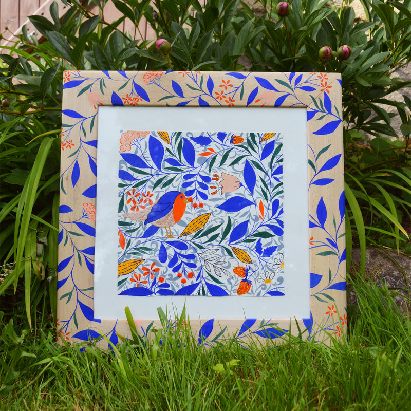 Peinture brodée à la main, aux motifs fleuris et aux couleurs vives. Cadre en bois peint à la main, motif floral.