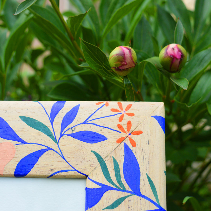 Cadre en bois peint à la main, motif floral.