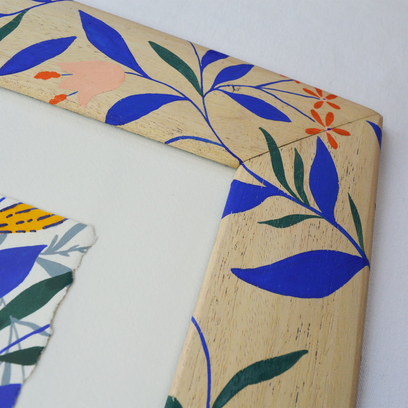 Peinture brodée à la main, aux motifs fleuris et aux couleurs vives. Cadre peint à la main, motif floral.