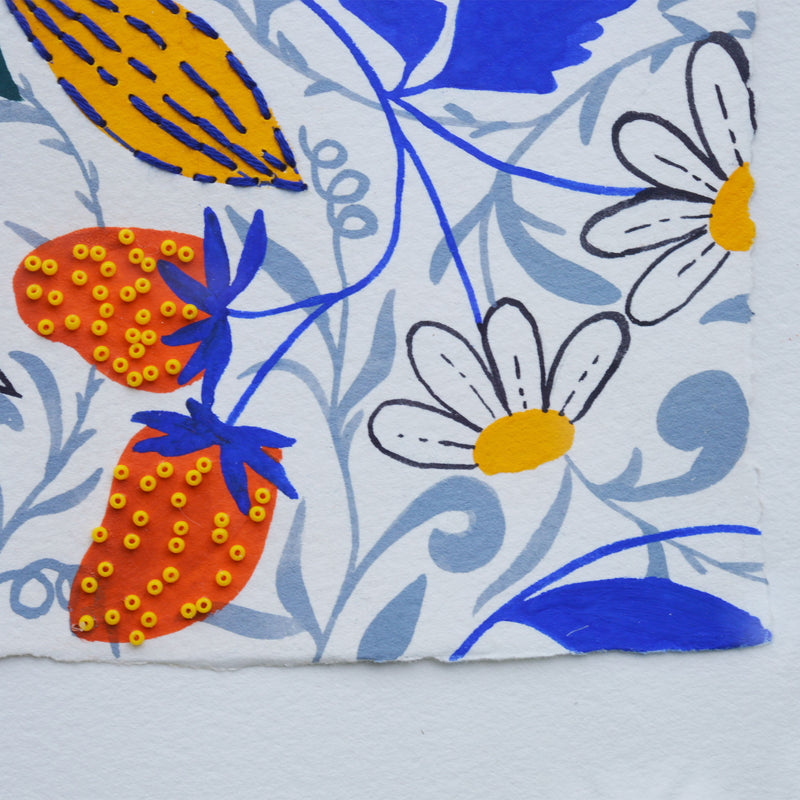 Peinture brodée à la main, aux motifs fleuris et aux couleurs vives. 