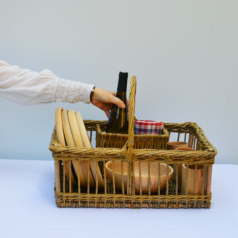 Panier en osier artisanal, fabriqué en France en Alsace par une vannière, panier à casiers rempli de vaisselle en bois et torchon