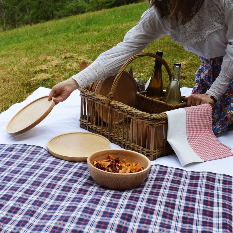 Pique-nique avec nappe et torchon en kelsch et lin, panier en osier artisanal, vaisselle en bois, fabriqués en Frnace