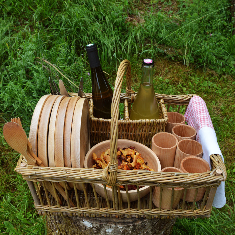 Panier en osier artisanal, fabriqué en France en Alsace par une vannière, panier à casiers rempli de vaisselle en bois et torchon