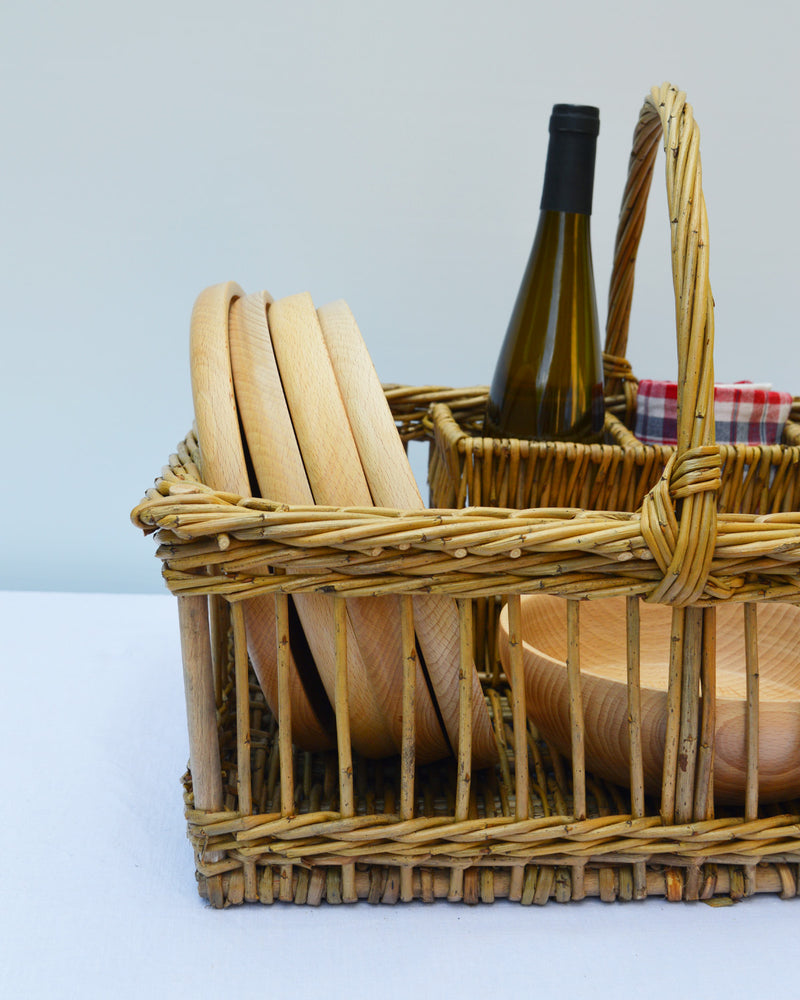 Panier en osier artisanal, fabriqué en France en Alsace par une vannière, panier à casiers rempli de vaisselle en bois et torchon
