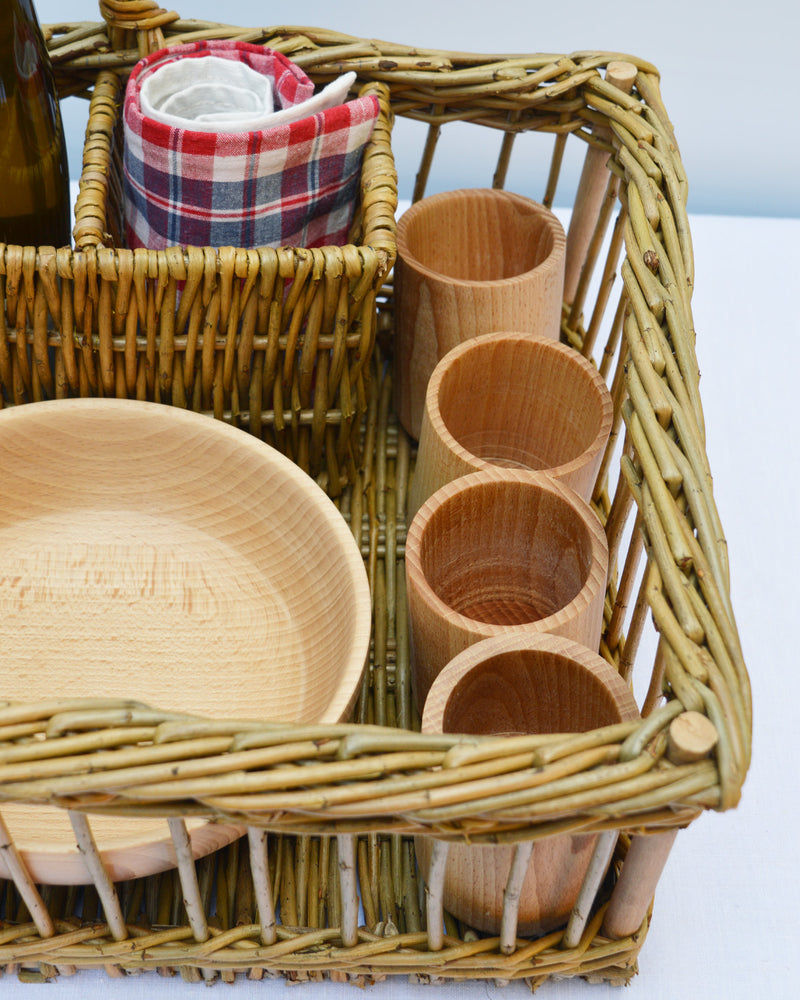 Panier en osier artisanal, fabriqué en France en Alsace par une vannière, panier à casiers rempli de vaisselle en bois et torchon
