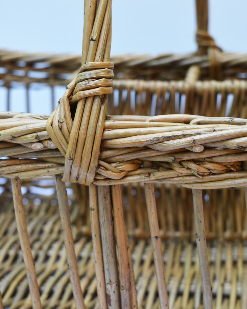 Panier en osier artisanal, fabriqué en France en Alsace par une vannière, zoom sur détail anse