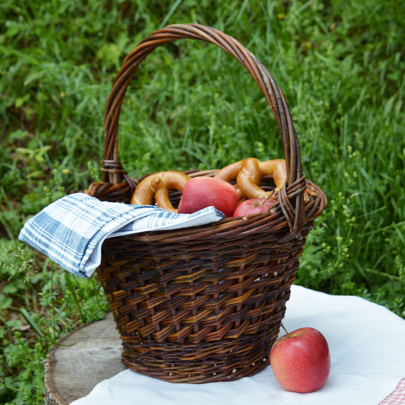 Panier rond en osier, fabriqué en France artisanalement, en Alsace. Pique-nique, serviette en kelsch et lin, bretzels.
