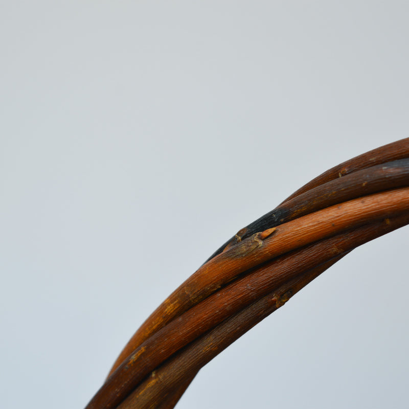 Zoom sur anse du panier rond en osier, fabriqué en France artisanalement, en Alsace. 