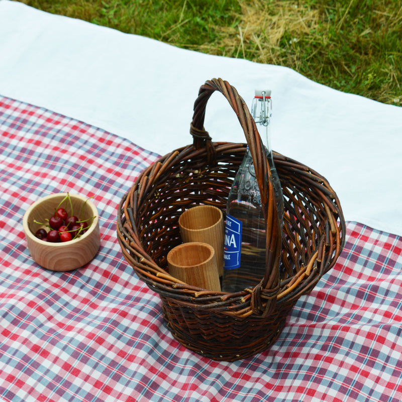 Panier rond en osier, fabriqué en France artisanalement, en Alsace. Pique-nique, nappe en kelsch et lin, vaisselle en bois.