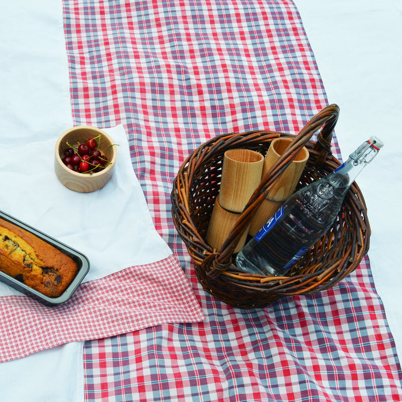 Panier rond en osier, fabriqué en France artisanalement, en Alsace. Pique-nique, nappe en kelsch et lin, vaisselle en bois.