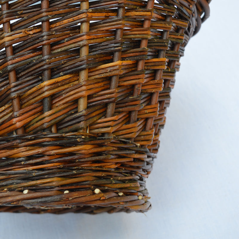 Zoom sur panier rond en osier, fabriqué en France artisanalement, en Alsace.