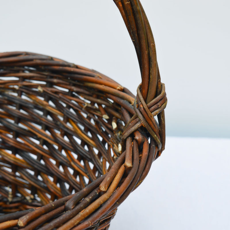 Zoom sur panier rond en osier, fabriqué en France artisanalement, en Alsace. 