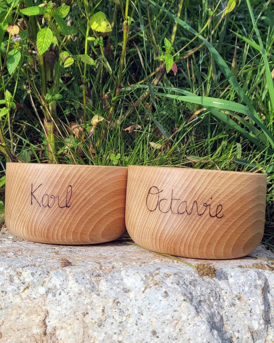Bols en bois tournés à la main, fabrication française, pyrogravés à la main avec des prénoms d'enfants.