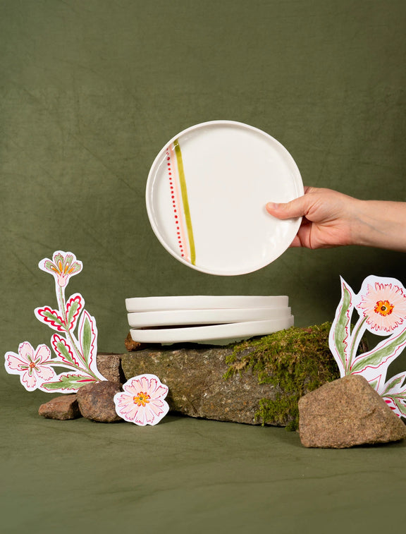 Assiette à dessert en porcelaine artisanale fabriquée en France, motif rayures vertes, roses et rouges