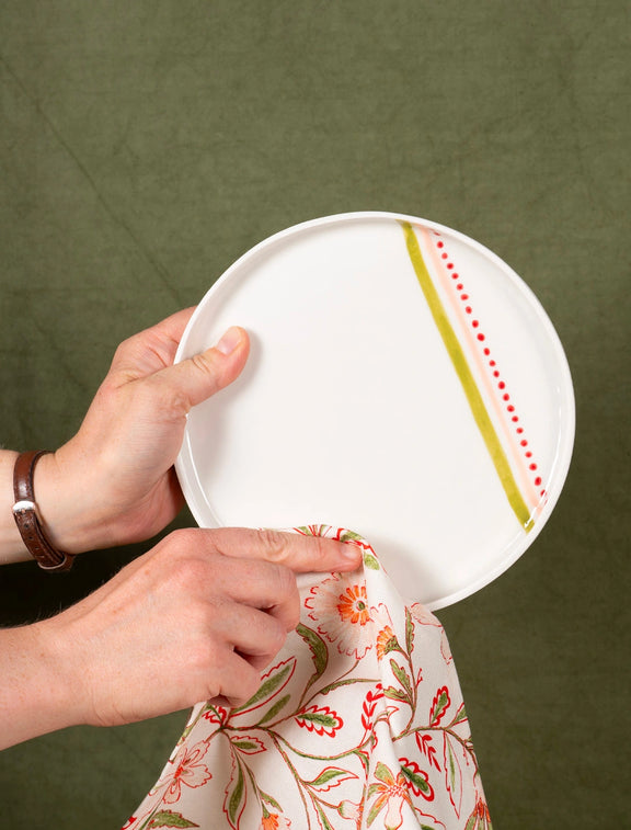 Assiette à dessert en porcelaine artisanale fabriquée en France, motif rayures vertes, roses et rouges