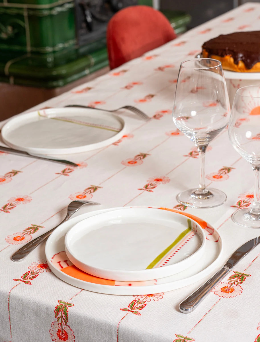 Table dressée avec vaisselle artisanale française et linge de maison français à motif floral et coloré