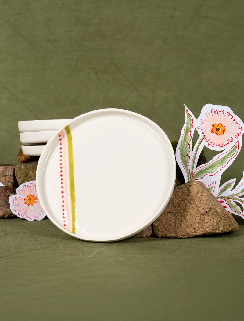 Assiette à dessert en porcelaine artisanale fabriquée en France, motif rayures vertes, roses et rouges