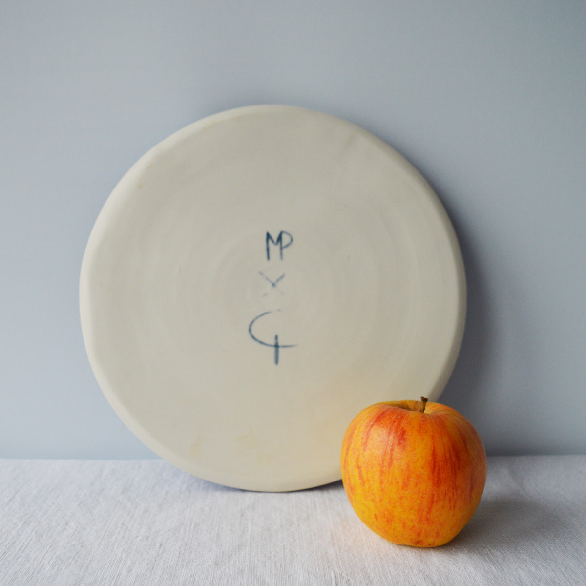 Porcelaine fabriquée en France, dos de l'assiette à dessert sur fond blanc