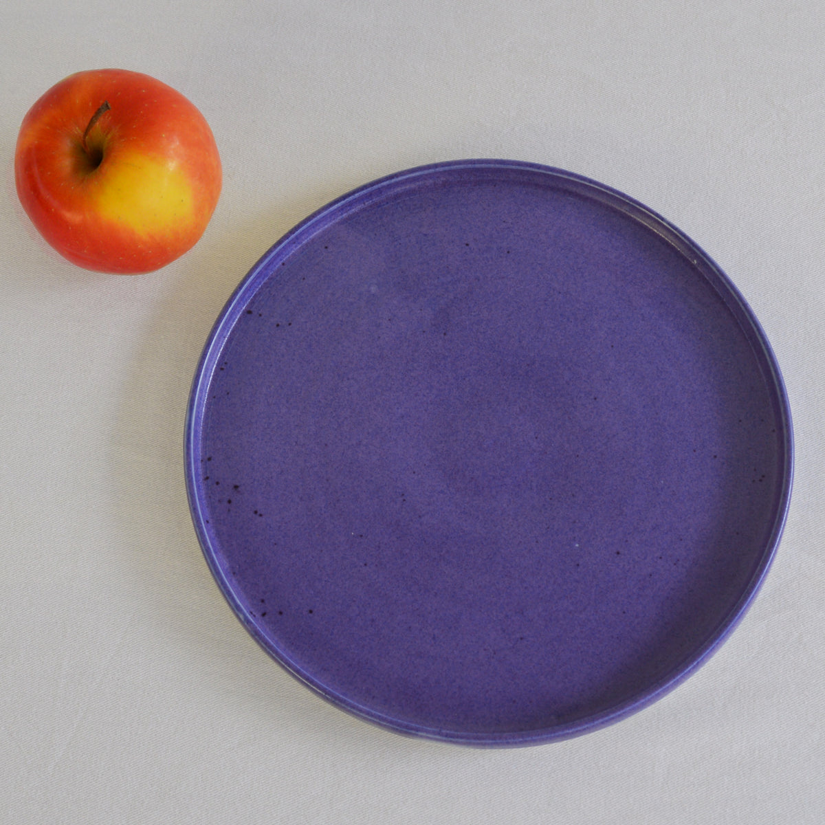 Porcelaine fabriquée en France, assiette à dessert bleu Primavera sur fond blanc