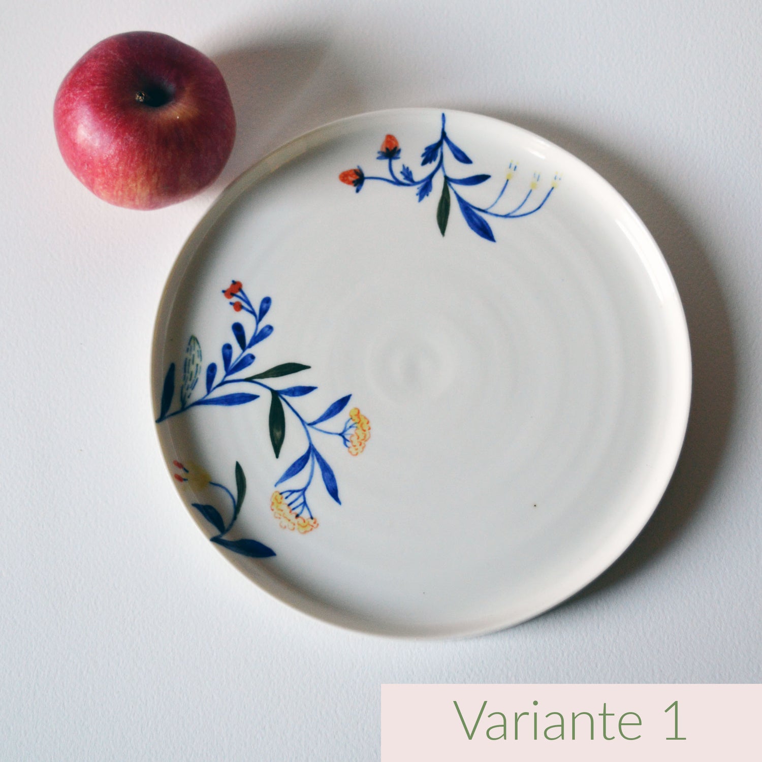 Petit plat en porcelaine, fabriqué en France artisanalement, motif floral et coloré