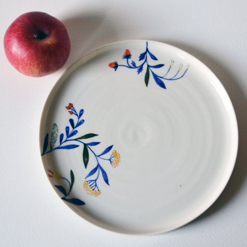 Petit plat en porcelaine, fabriqué en France artisanalement, motif floral et coloré