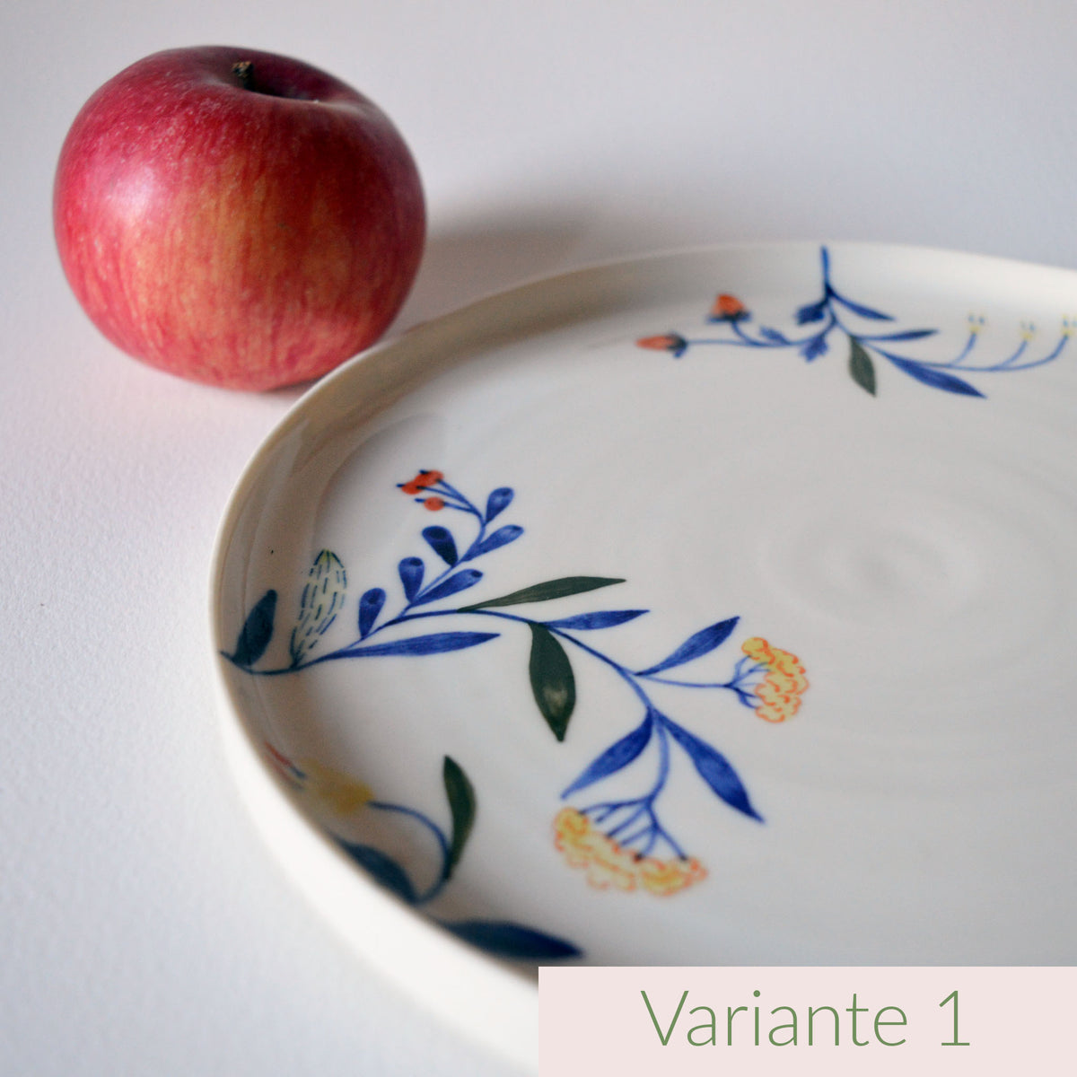 Petit plat en porcelaine, fabriqué en France artisanalement, motif floral et coloré