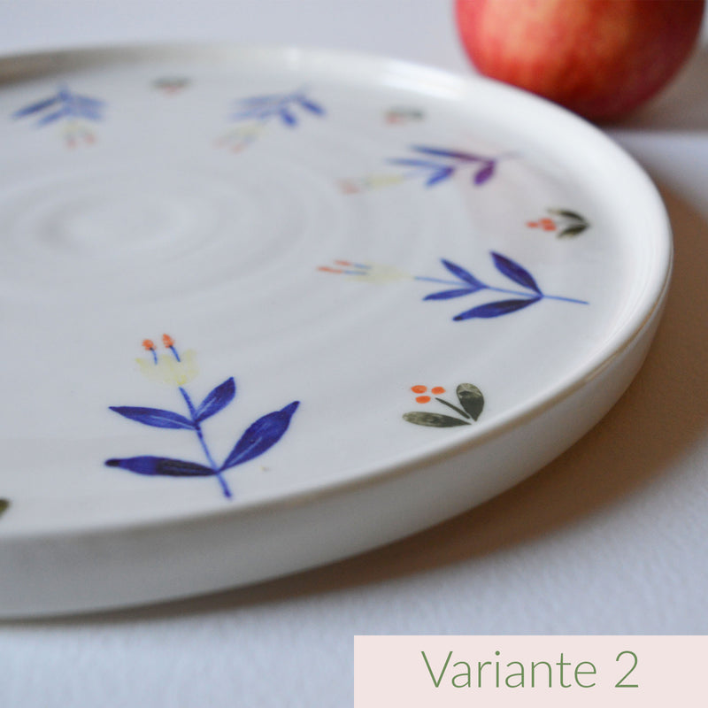 Petit plat en porcelaine, fabriqué en France artisanalement, motif floral et coloré