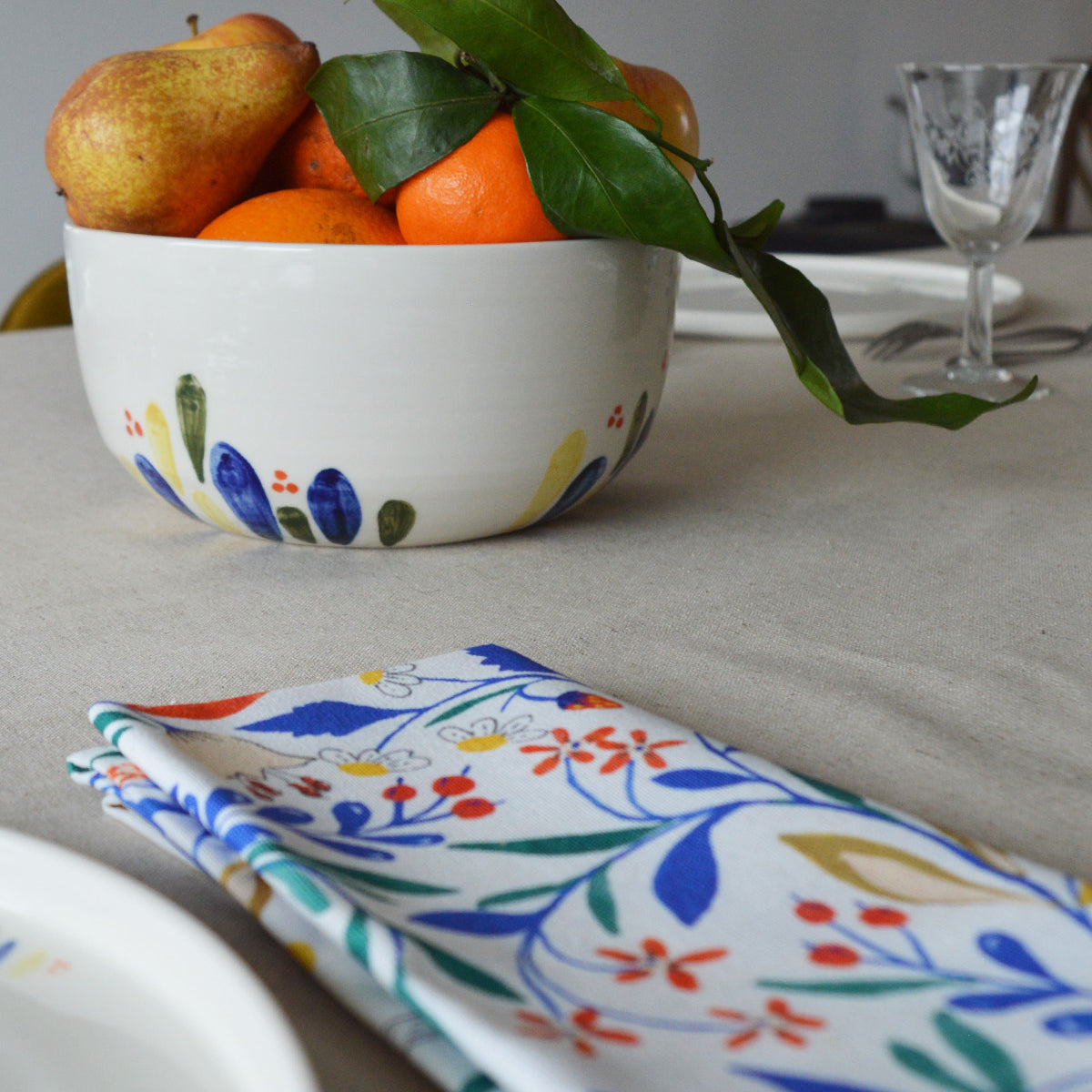 Porcelaine fabriquée en France, petit saladier à motif Primavera rempli de fruits sur table dressée