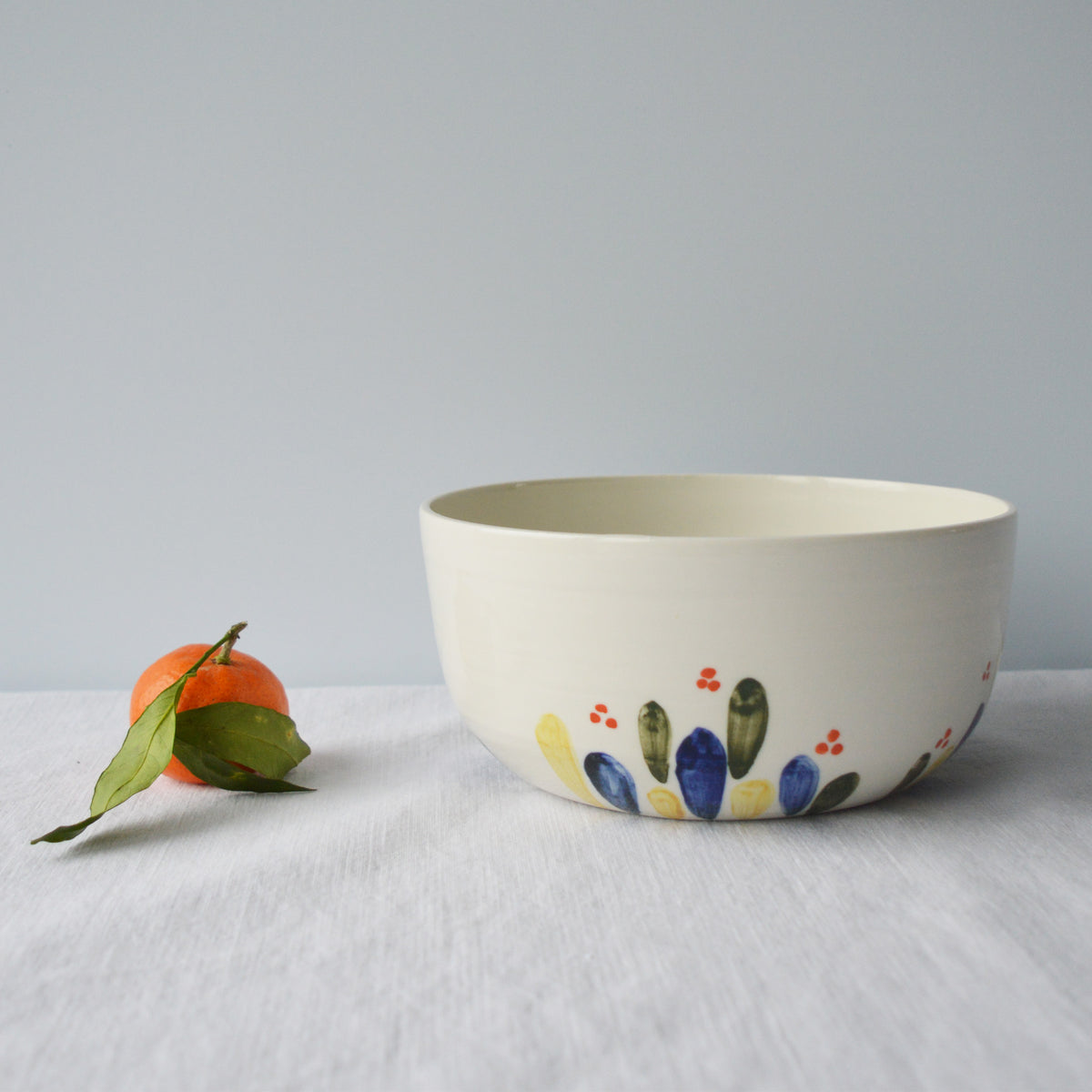 Porcelaine fabriquée en France, petit saladier à motif Primavera sur fond blanc
