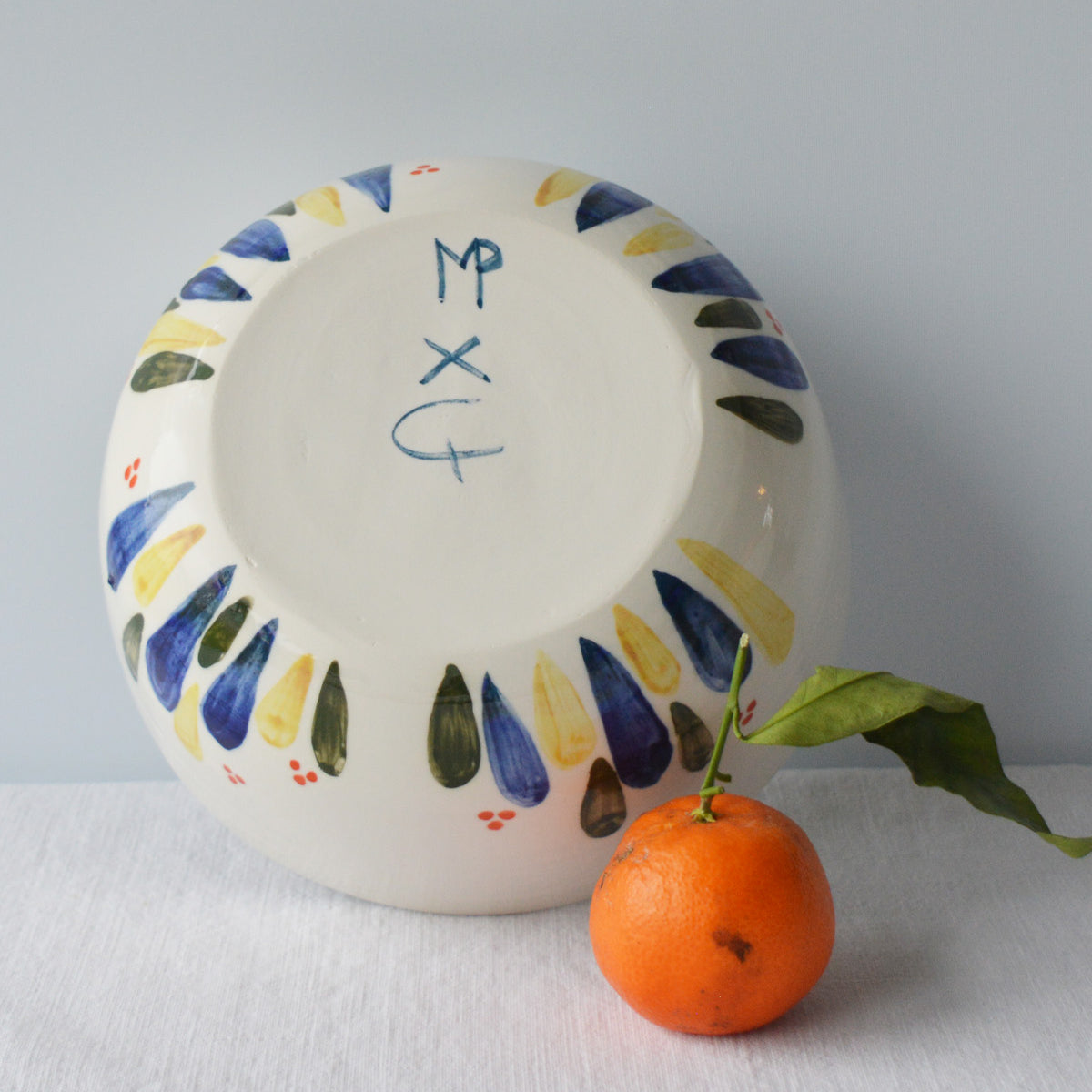 Porcelaine fabriquée en France, dos de petit saladier à motif Primavera sur fond blanc