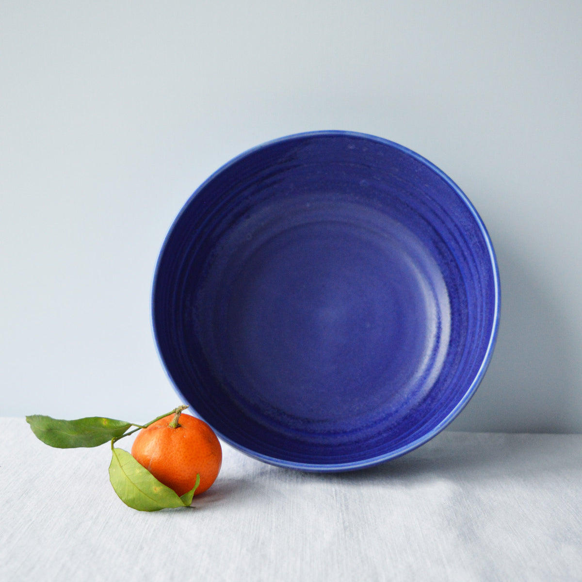 Porcelaine fabriquée en France, petit saladier bleu sur fond blanc