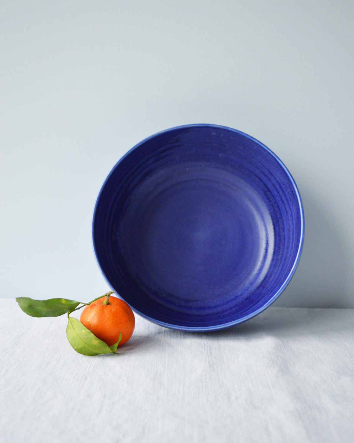 Porcelaine fabriquée en France, petit saladier bleu sur fond blanc