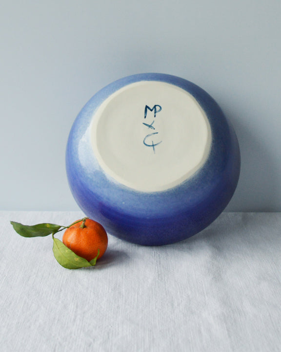 Porcelaine fabriquée en France, dos de petit saladier bleu sur fond blanc