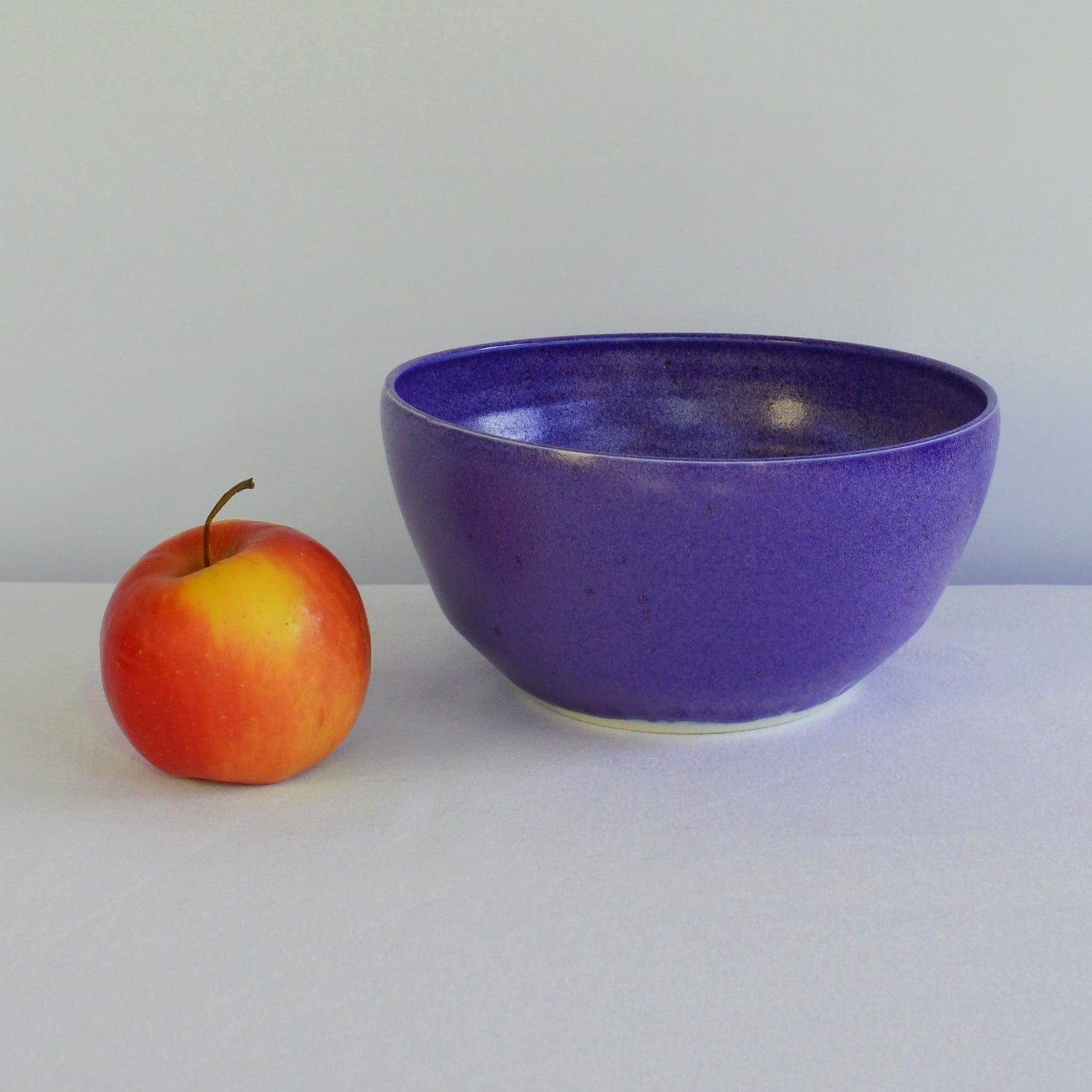 Porcelaine fabriquée en France, petit saladier bleu Primavera sur fond blanc