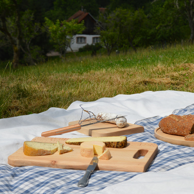Planche en bois, fabriquée en France en Alsace, artisanalement.
Vaisselle en bois, nappe en kelsch, artisanat, pique-nique.