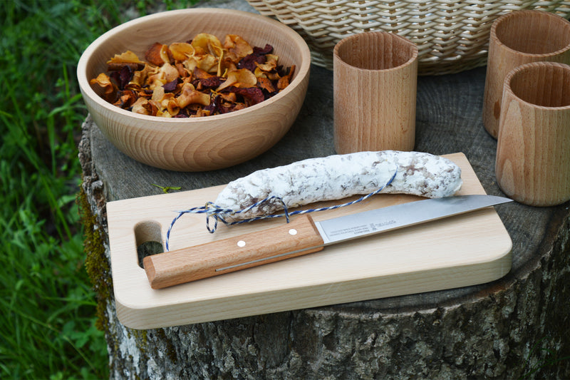 Planche en bois, fabriquée en France en Alsace, artisanalement.
Vaisselle en bois, panier en osier, artisanat, pique-nique.