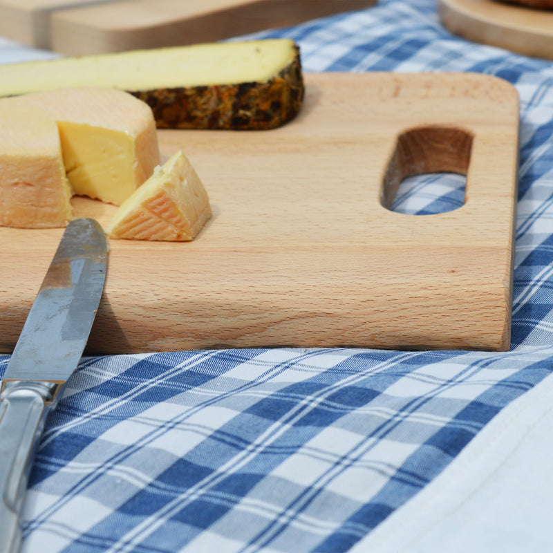 Planche en bois, fabriquée en France en Alsace, artisanalement.
Vaisselle en bois, nappe en kelsch, artisanat, pique-nique.