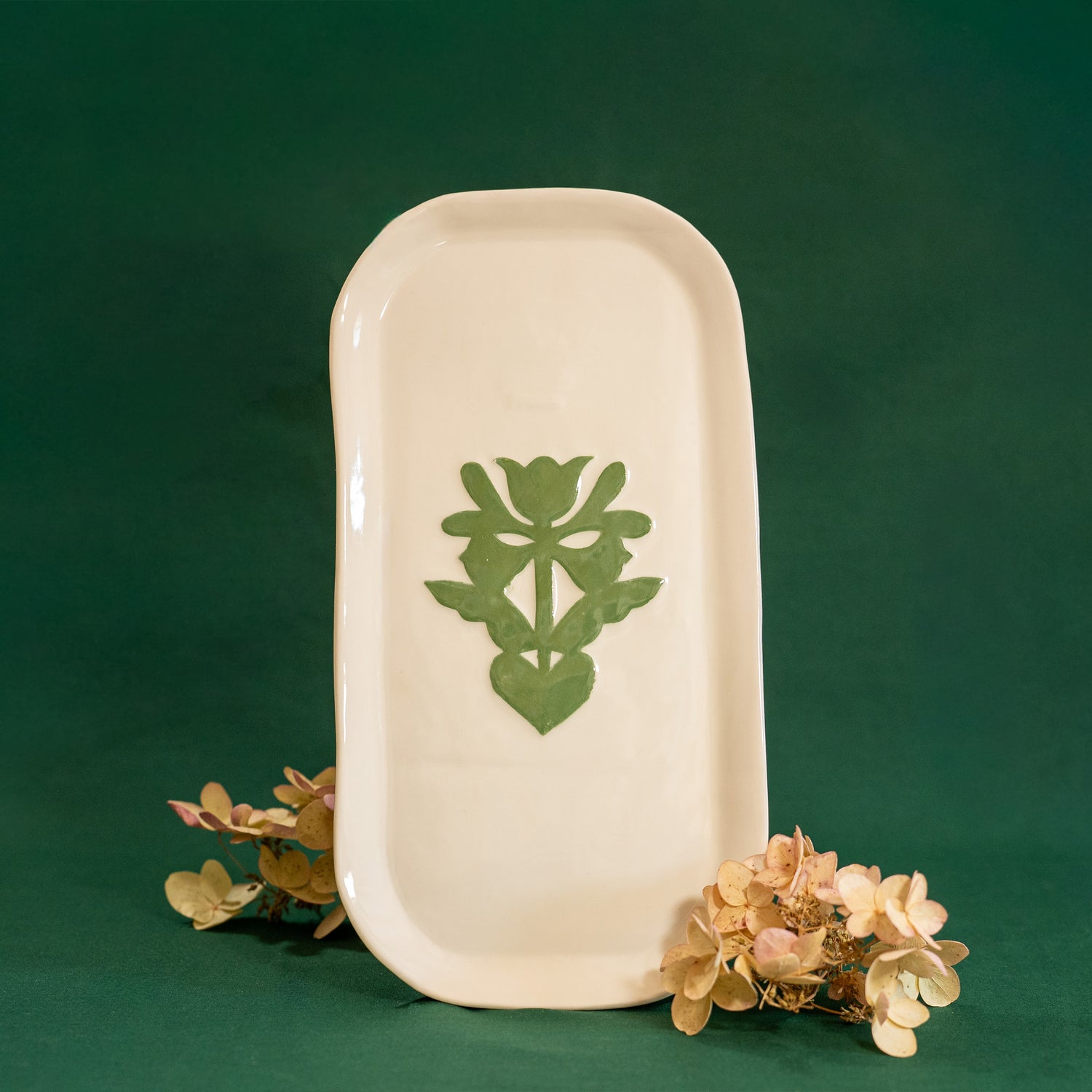 Plat à cake en porcelaine, fabriqué en France, artisanal, blanc à motif vert de cœur alsacien