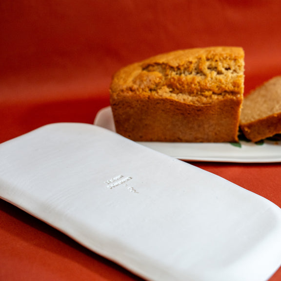 Dos du plat à cake en porcelaine, fabriqué en France, artisanal, blanc à motif vert de cœur alsacien