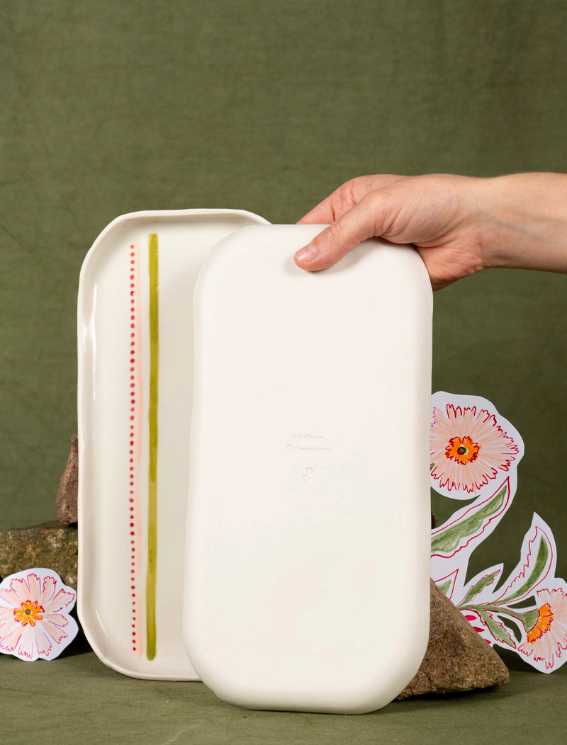 Plat à cake en porcelaine artisanal fabriqué en France, motif rayures vertes, roses et rouges