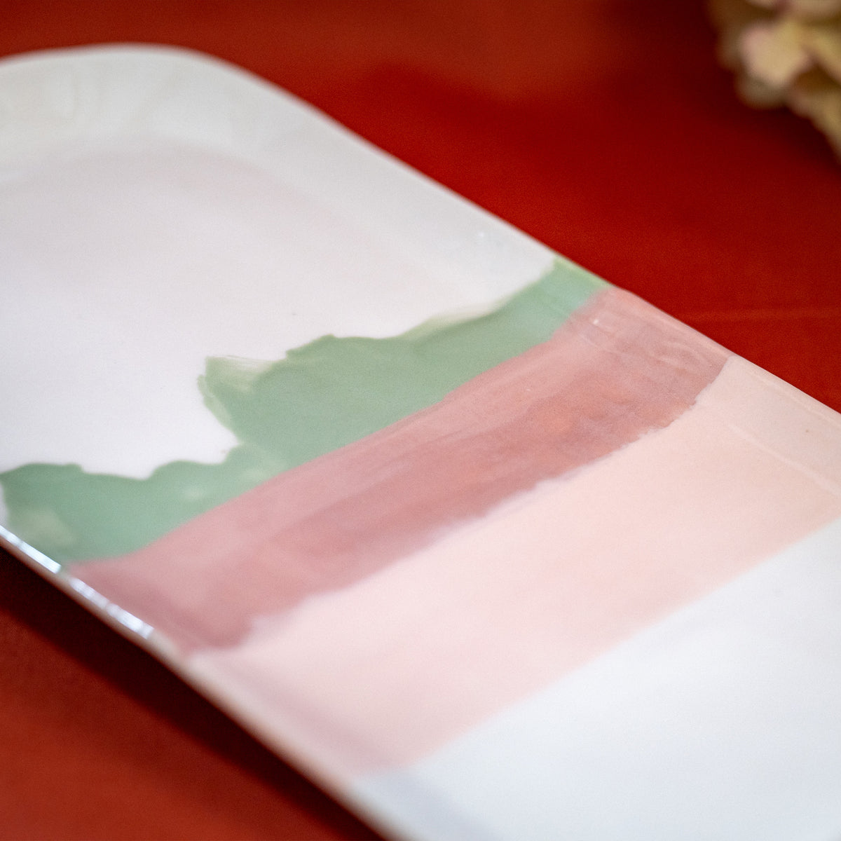 Plat à cake en porcelaine, fabriqué en France, artisanal, blanc à motif de montagne, couleurs pastels, motif Vosges