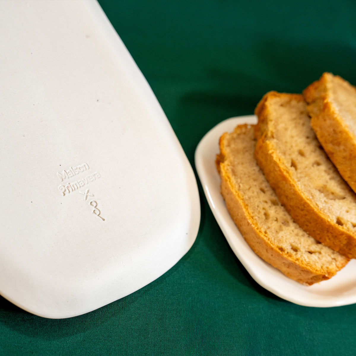 Dos du plat à cake en porcelaine, fabriqué en France, artisanal, blanc à motif de montagne, couleurs pastels, motif Vosges